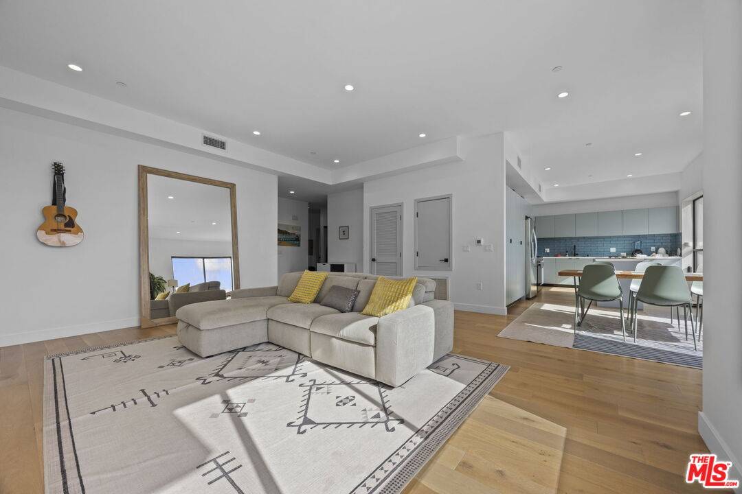 1515  S Holt Ave 3BR Beverlywood La