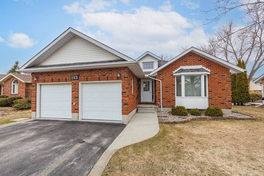 Welcome to this wonderful, well maintained bungalow located in the highly sought after community of Greenwood Park.