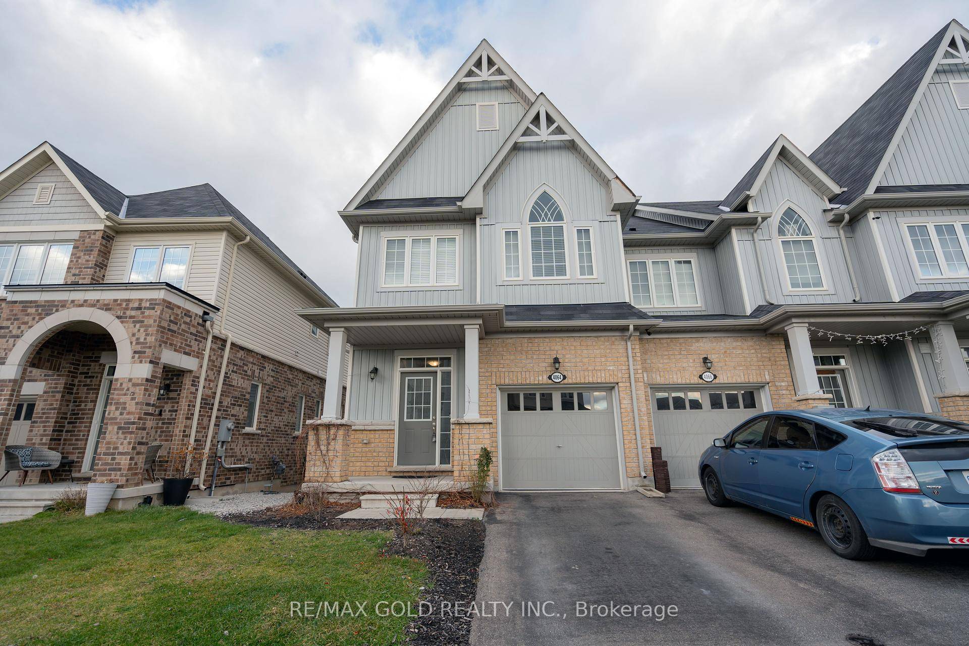 This gorgeous end unit townhome in an amazing location of Beamsville available for Lease.