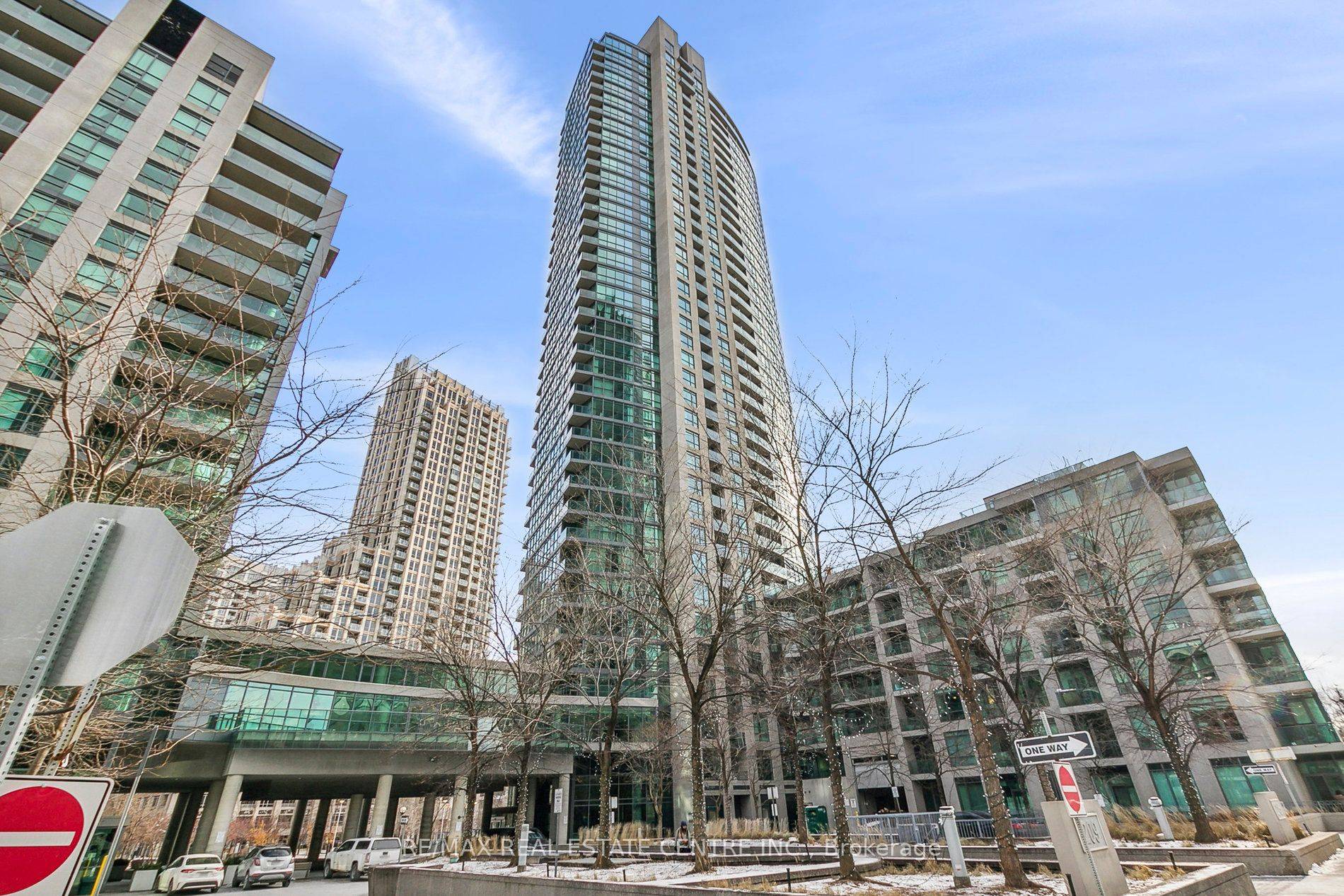Bright and spacious condo perched on the 20th floor with SouthWest views of the waterfront !