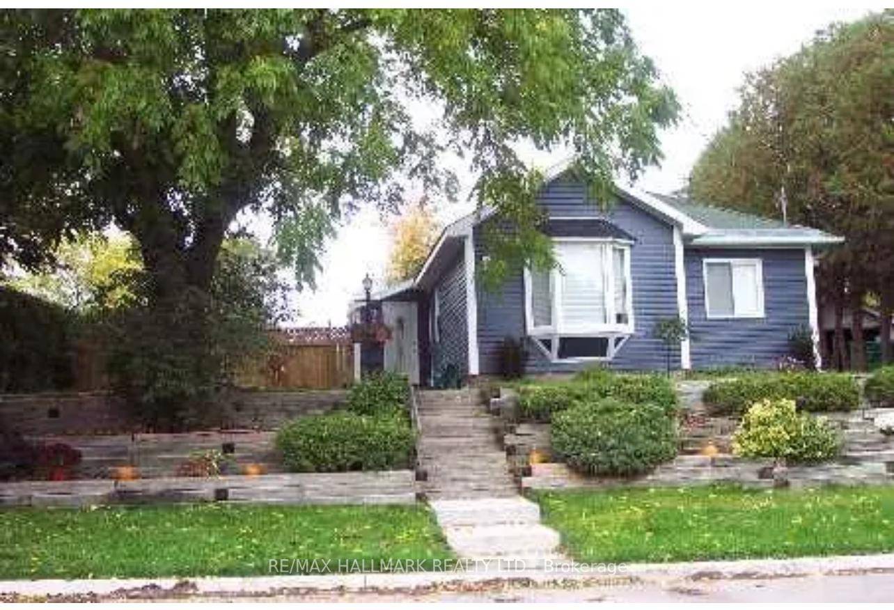 Beautiful house walking Distance To Schools, Fairy Lake and Downtown Newmarket.