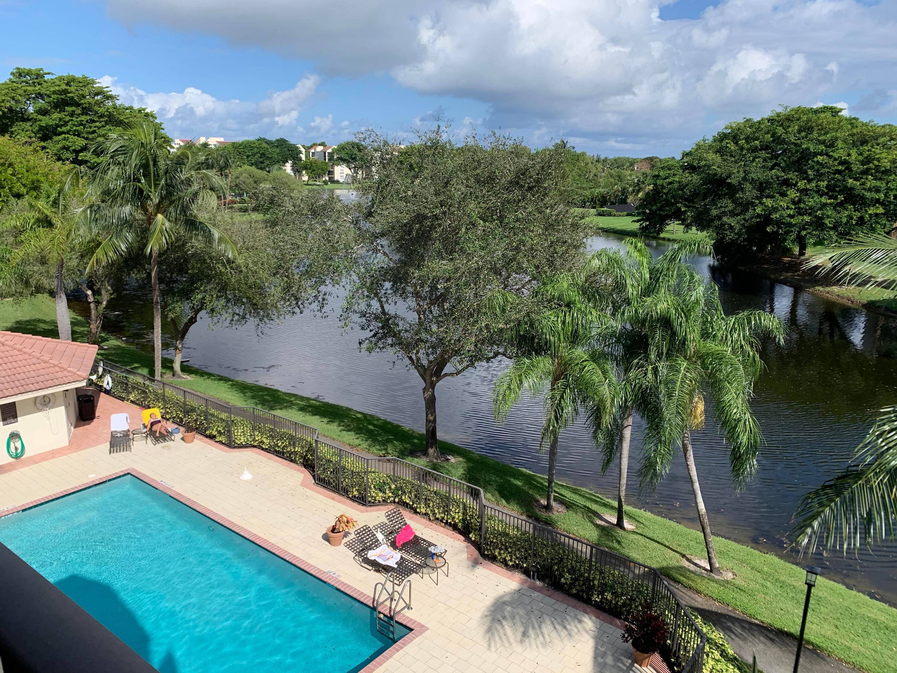 Spacious 2 Bedroom Seasonal Condo with Serene Lake ViewsWelcome to your winter retreat !