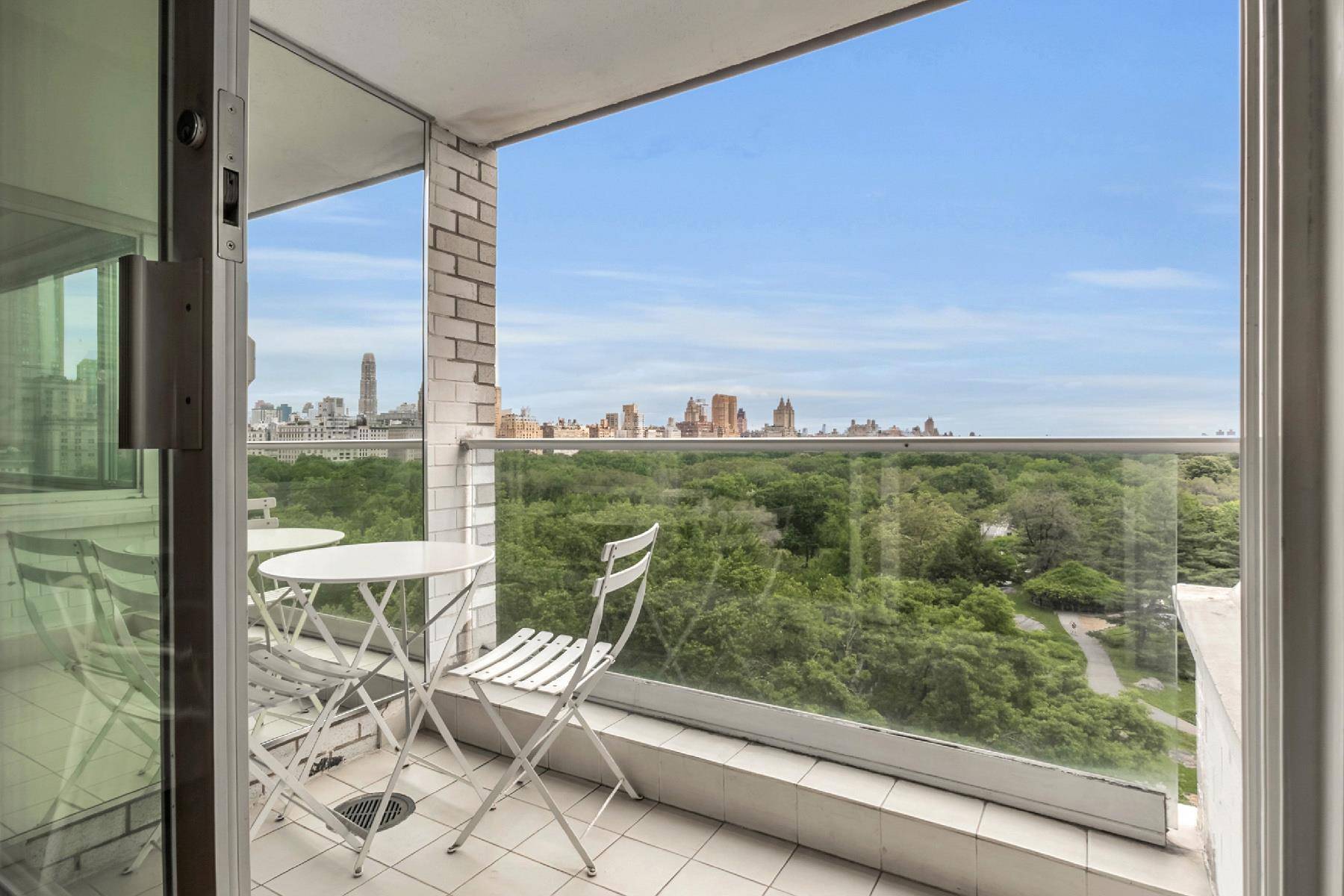 CONVERTIBLE 3 BEDROOMS, 2 BATHS FLOOR THRU APARTMENT WITH STUNNING CENTRAL PARK VIEWS AND TERRACE !