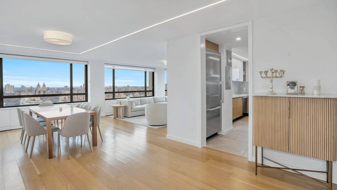 Spectacular corner apartment located on the 33rd floor with breathtaking, three exposure north, east and west views of the city.