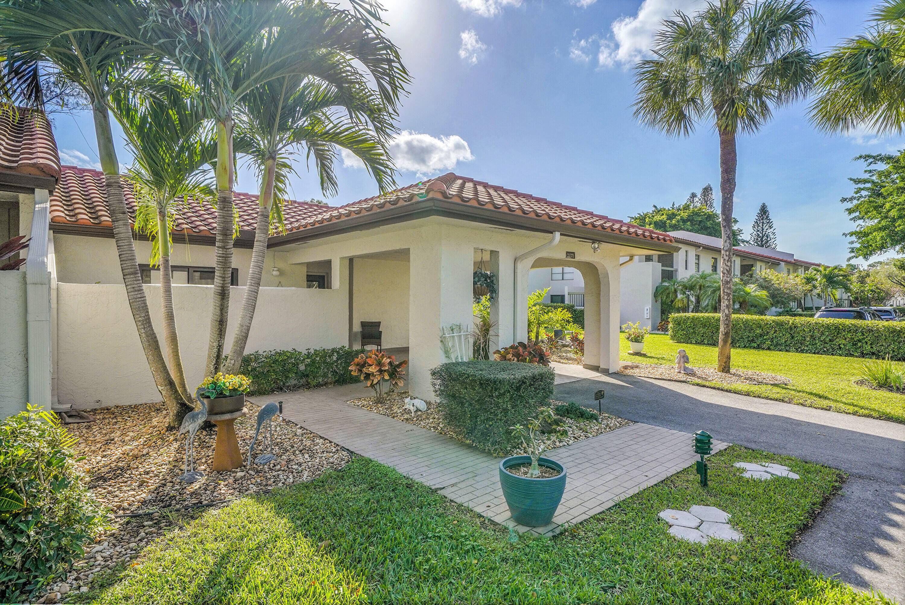 Beautifully renovated 2 bedroom 2 bath villa on golf course.