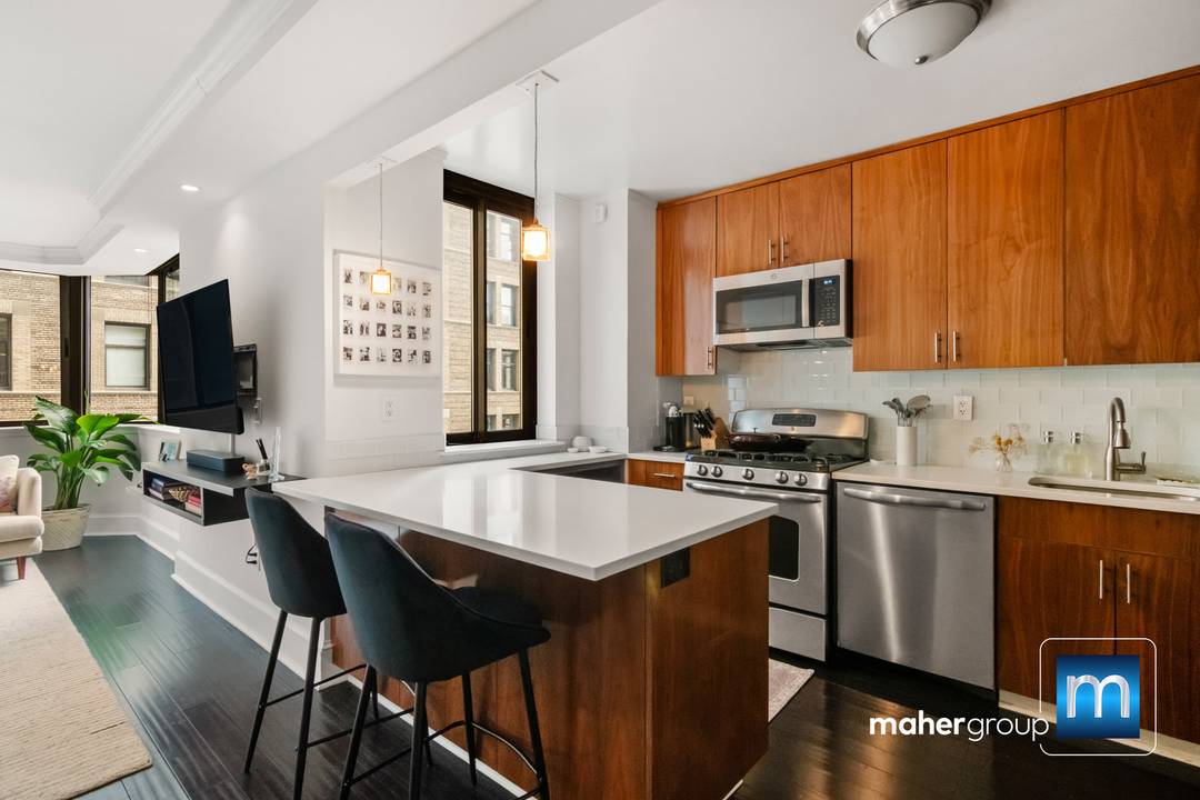Simply Smarter Design... One of the most unique and sought after corner 1BR condominiums on Park Avenue South, this turn key home features a brilliantly optimized 810 SF layout that ...
