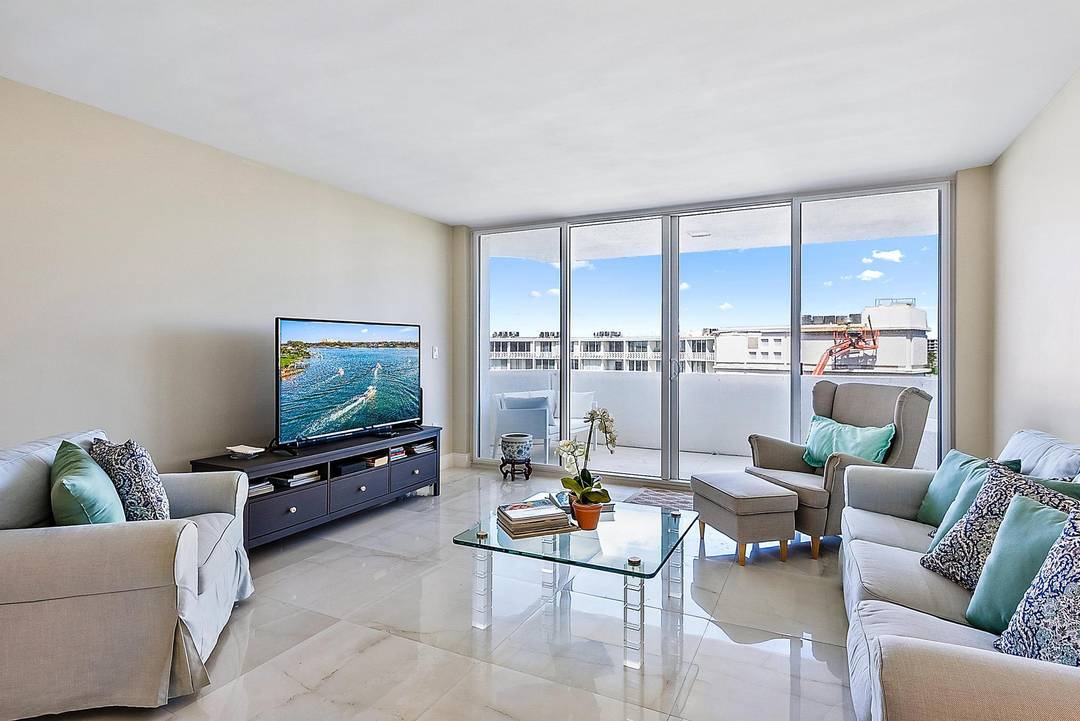 The Carlyle House has just completed a sensational renovation and now features a dramatic infinity pool, with spa, gorgeous lobby, sophisticated details throughout.