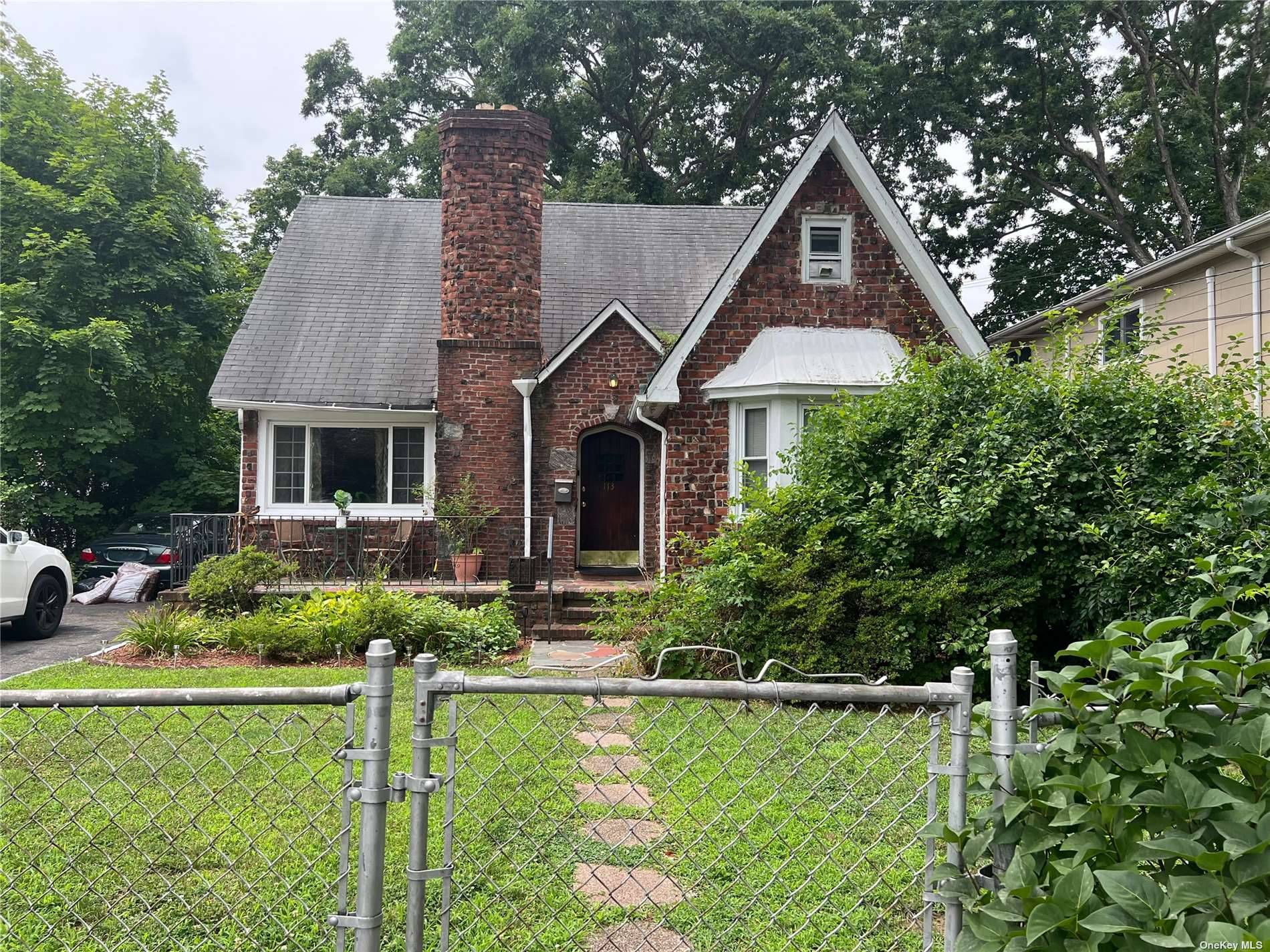 All Brick 4 bedroom 3 Bathroom Cape in Huntington Station comes with 2 nice size bedrooms on the fist floor and a full bath with living dining and den area ...