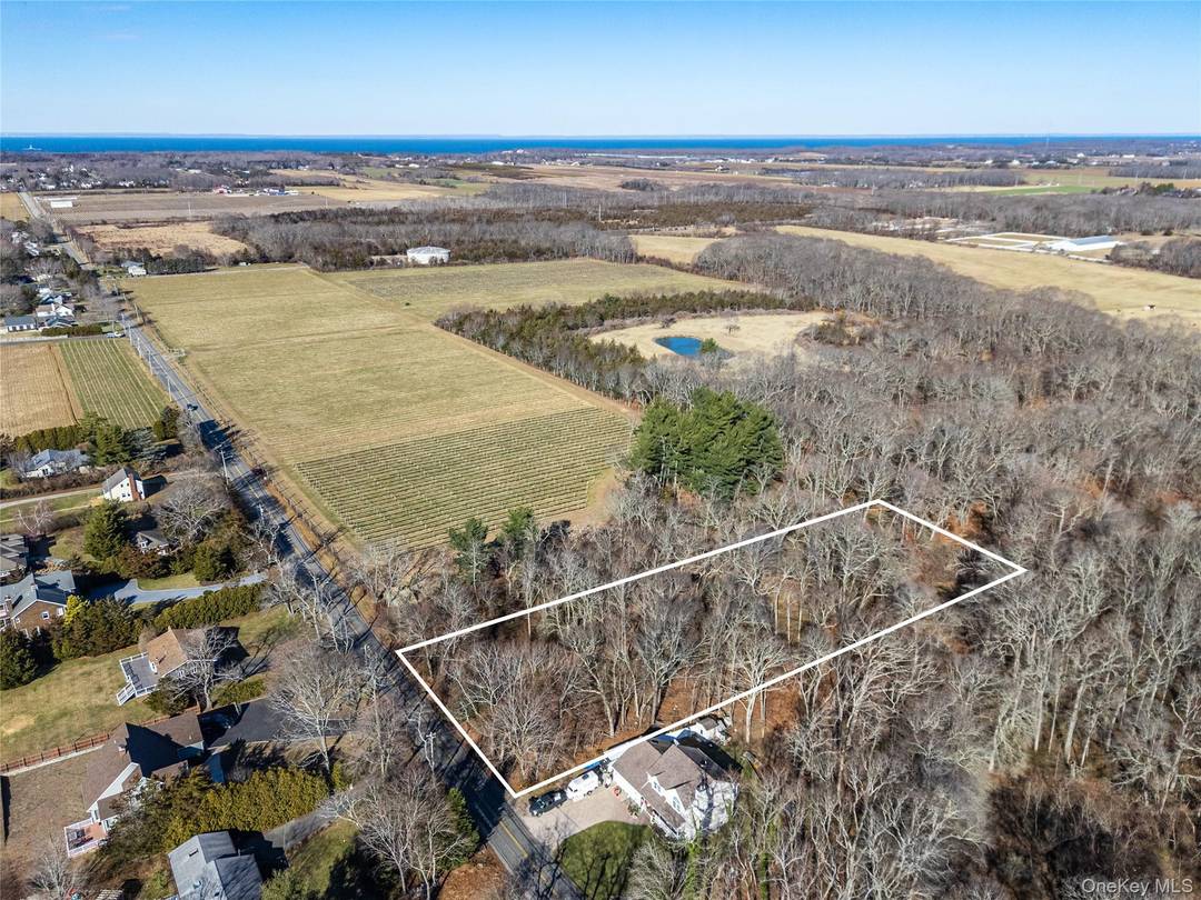 VINEYARD VIEWS ! Strategically positioned at the end of a picturesque vineyard and surrounded by preserved land to the North and East, this vacant residential land is an exceptional opportunity ...