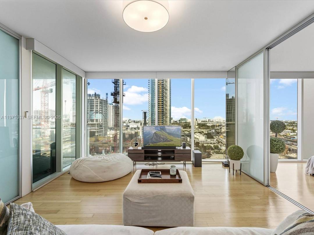 Live elevated at one of Miami s most sought after boutique luxury towers, Ten Museum Park, a landmark Downtown residence designed by award winning architect Chad Oppenheim.