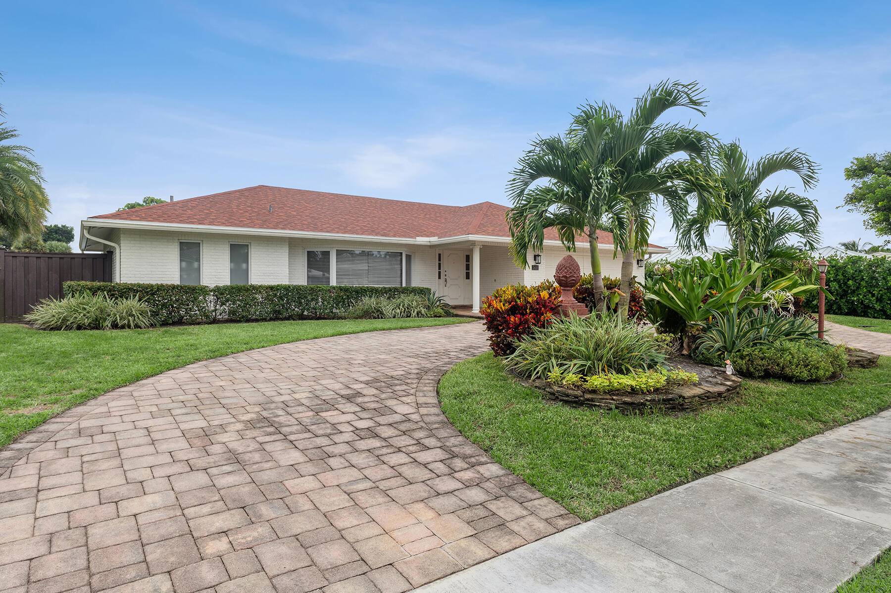 EXPANSIVE STUNNING SOUTHERN EXPOSURE POOL, LAKE AND GOLF COURSE VIEWS from this 3 BR, 2 BTH, beautifully updated house, in ''best kept secret Lakeview'' neighborhood.