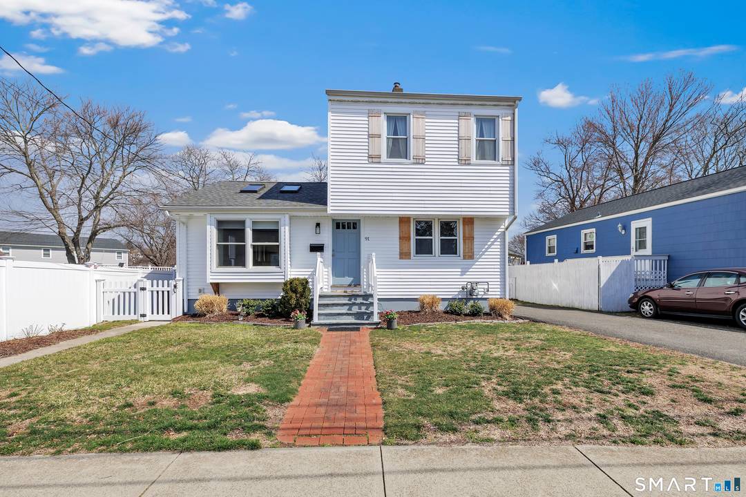 Welcome to your dream home by the water !