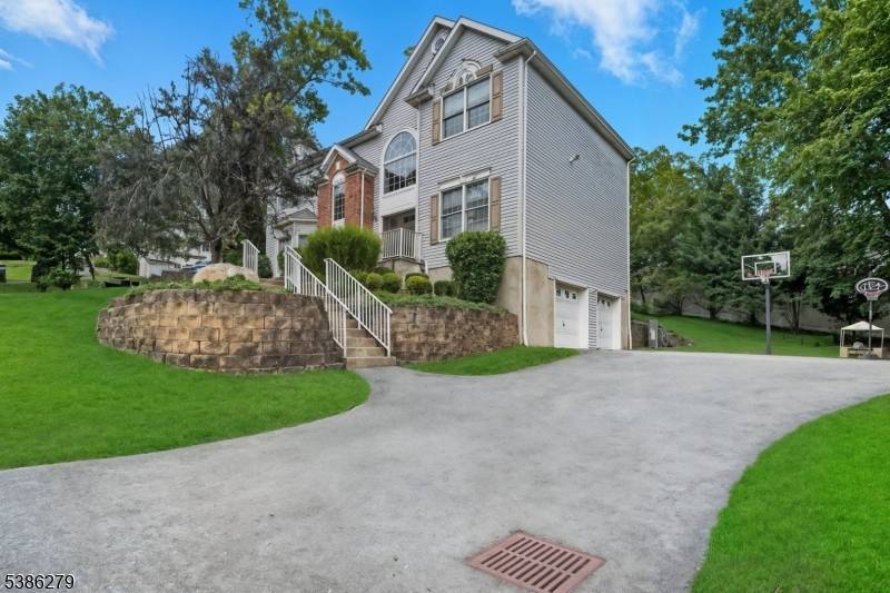 Fantastic move in ready home on cul de sac !