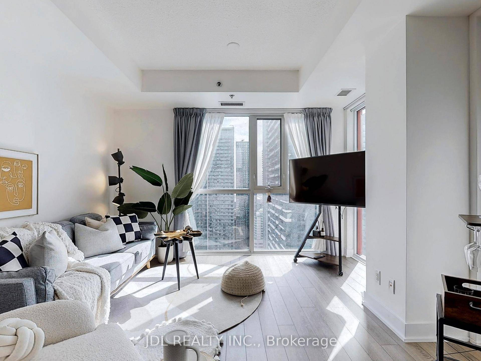 Luxurious 1 1 Picasso Condo in the Heart of Downtown Toronto !