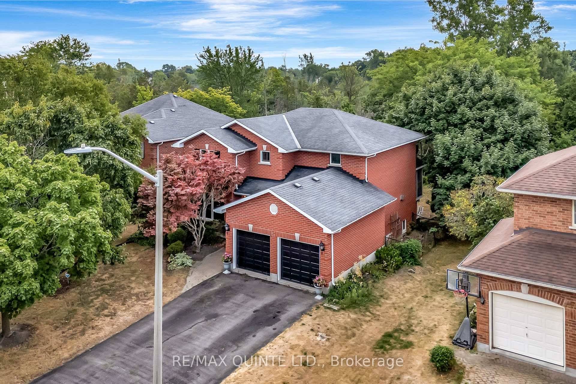 5 Bedroom home backing onto greenspace in Stanley Park !