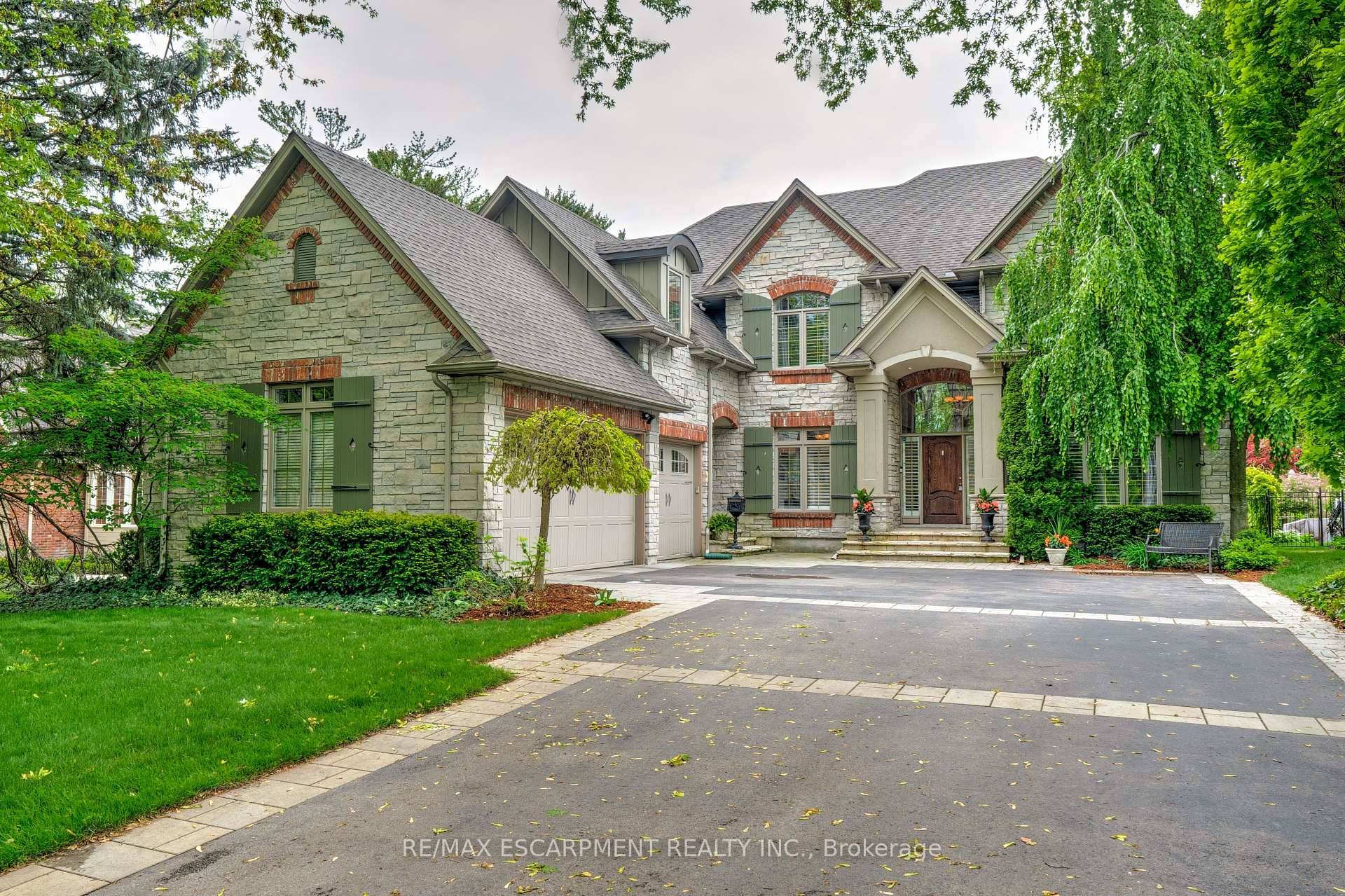 Step into the epitome of luxury living at 290 Shoreacres Rd, a truly exceptional property that redefines affluence amp ; comfort.
