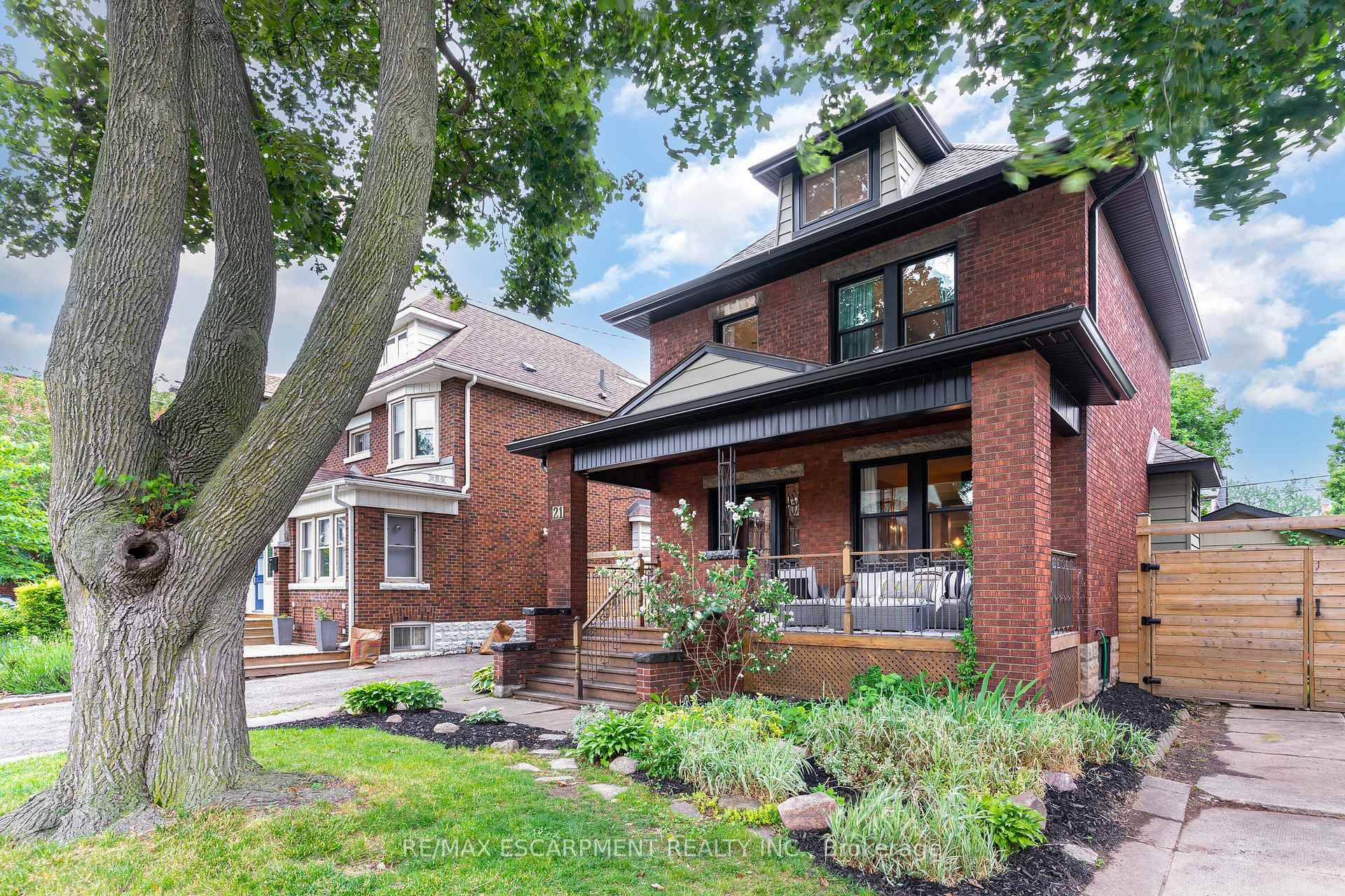 Fantastic opportunity in sought after Hamilton location !