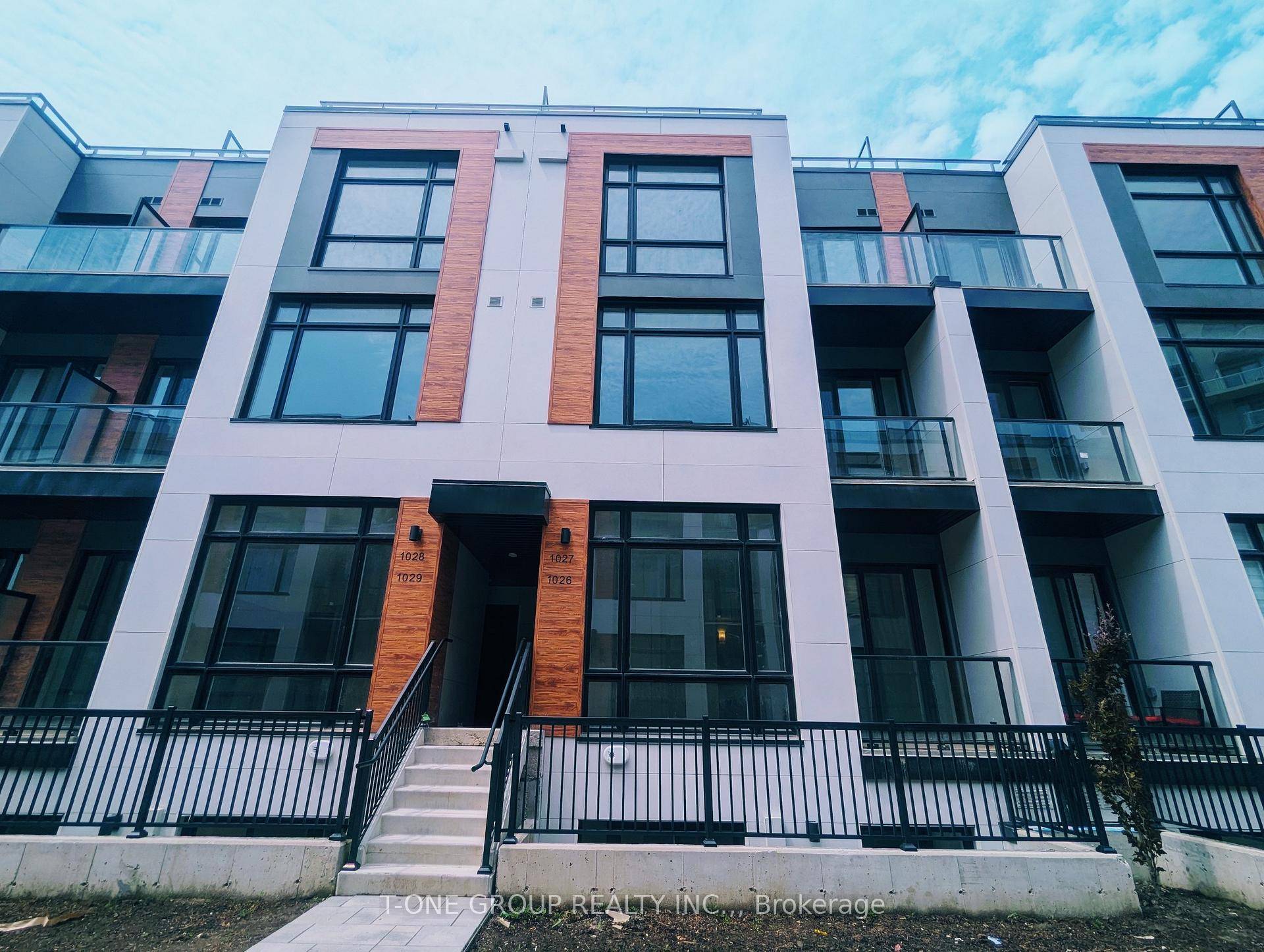 Welcome to this Luxurious Townhouse nestled in the Prestigious Richmond Hill, Upper Unit, 2 bedroom, 1 Parking and 1 Locker included, 1268 sqft, This stunning home offers the perfect blend ...