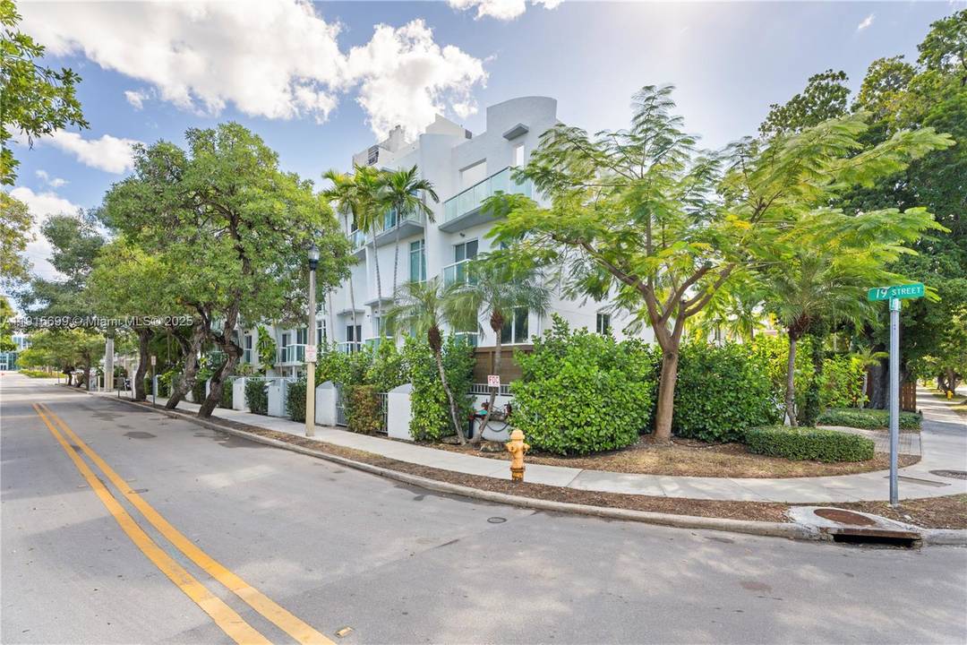 Nestled in a prime Miami Beach neighborhood, this three bedroom townhouse offers exceptional privacy on one of the area s most tranquil, tree lined streets.