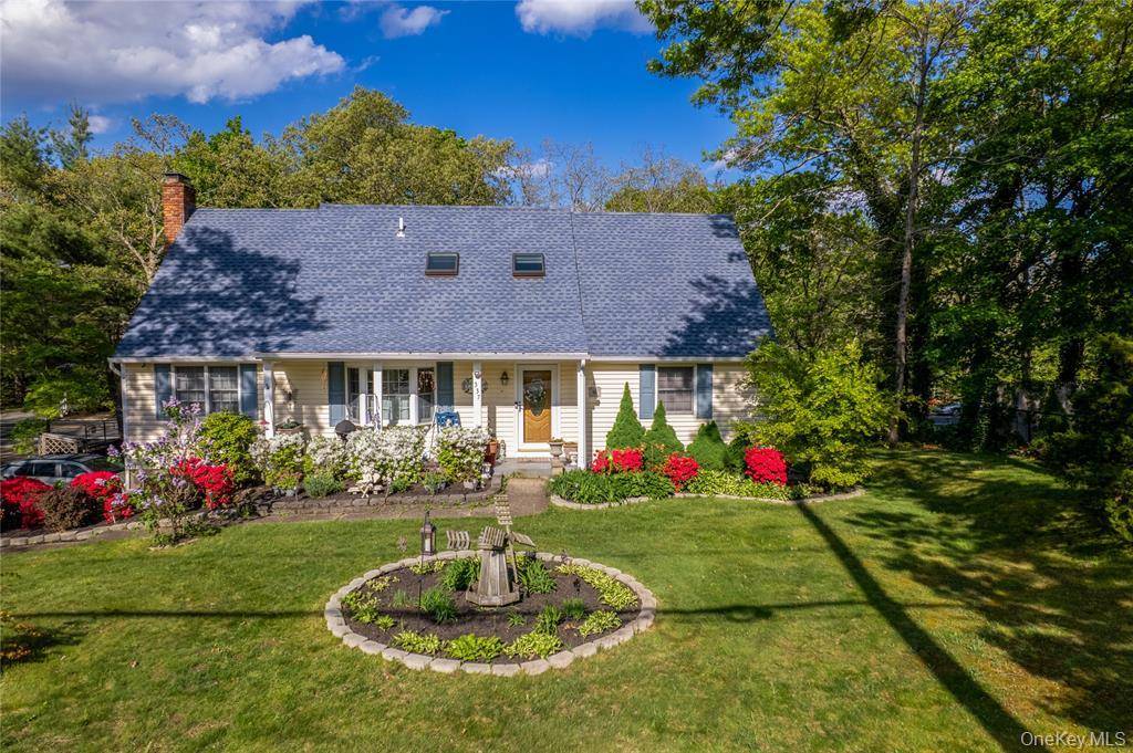 Versatile Home amp ; Business Opportunity in Mount Sinai School District Ideal for a home office or business, this Expanded Cape offers both comfort and functionality in the highly sought ...