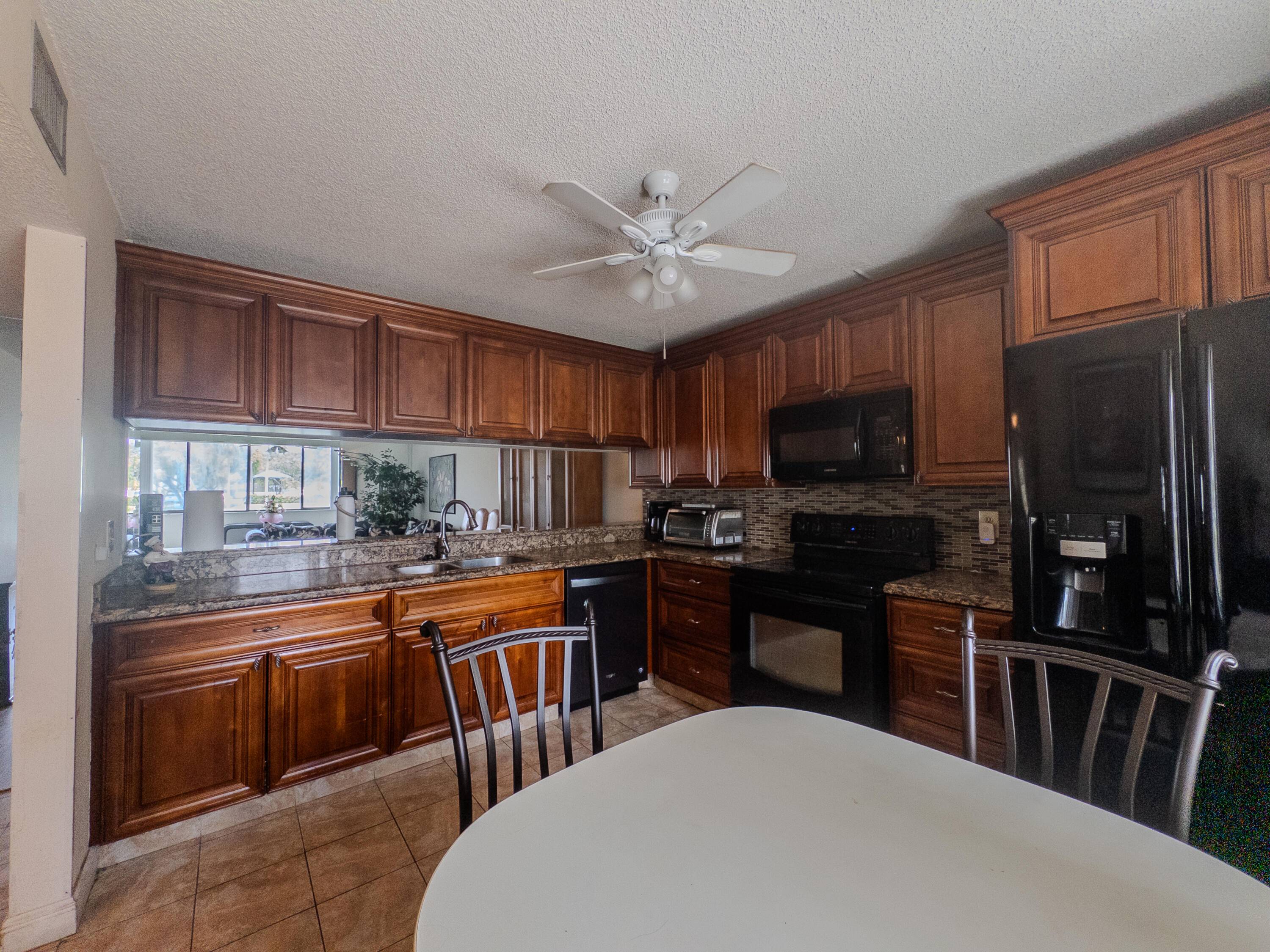 Charming 3 bed, 2 bath corner unit in peaceful North Lauderdale !