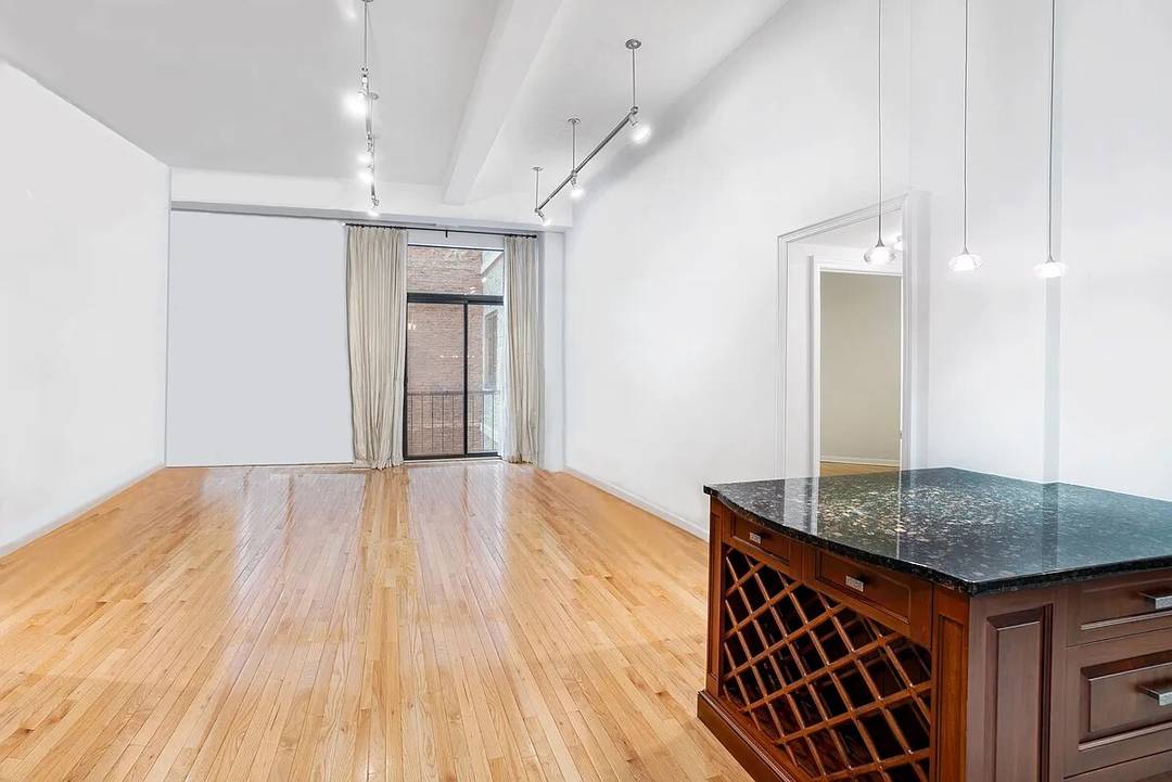 Welcome to Residence 8R at 254 Park Avenue South, an exceptional and flexible home set in the heart of the iconic Flatiron District.