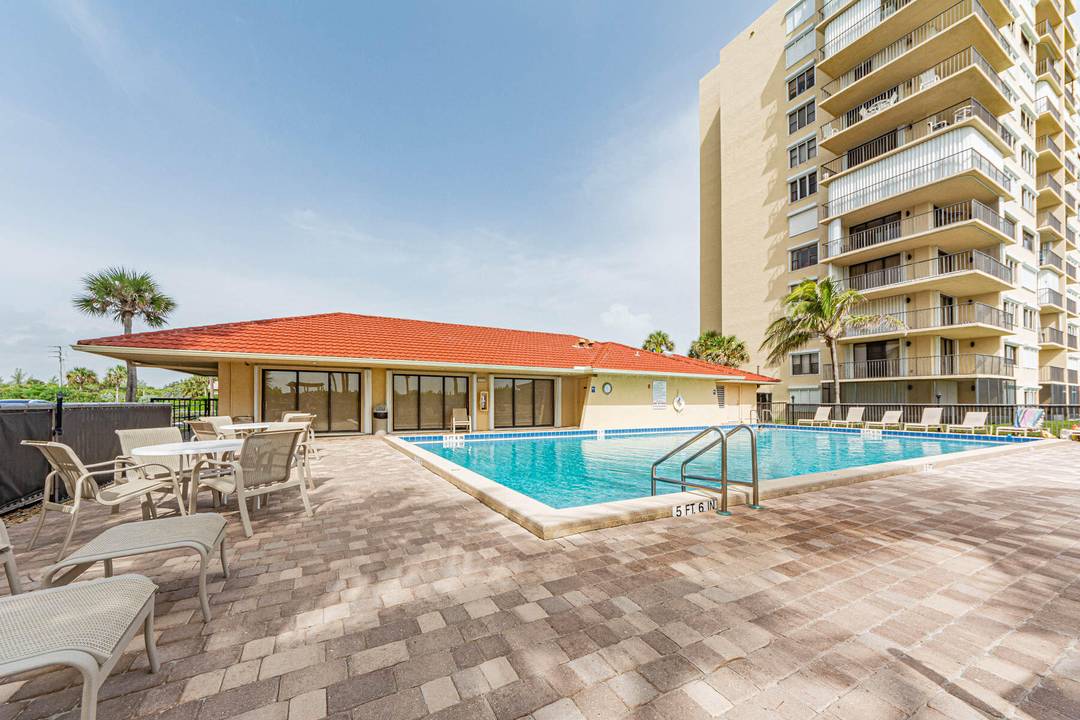 Beautiful corner unit facing north and the ocean.