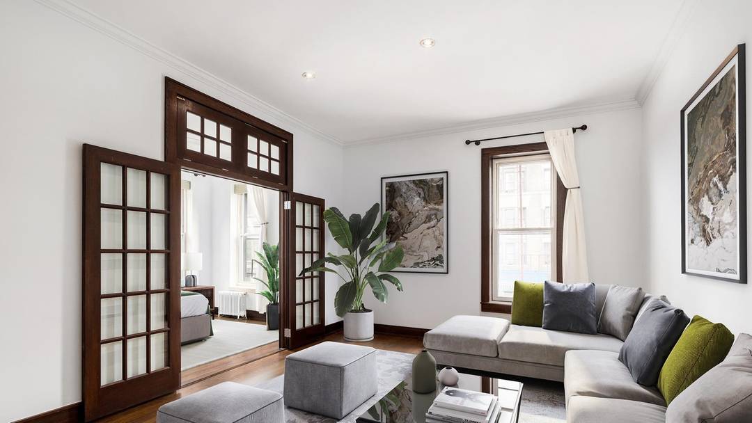 Prewar elegance meets contemporary sophistication in this beautifully renovated two bedroom, two bath condominium residence on the Upper West Side.