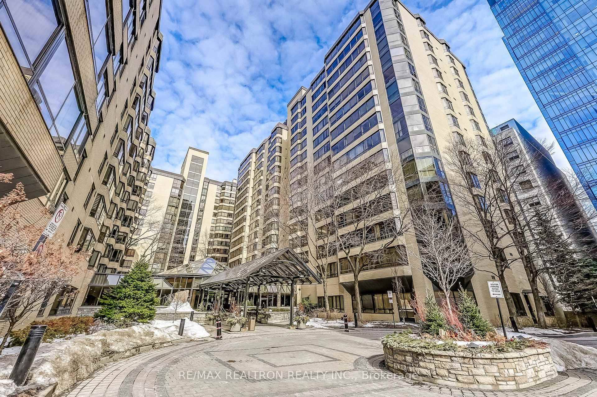 Luxury Living in the Heart of Downtown Toronto !