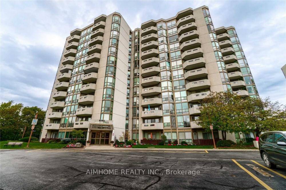 Enjoy The Astonishing Unblocking View Of Greenspace And The Lake !