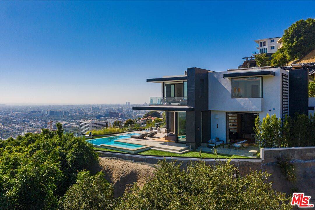 8366 SUNSET VIEW DR 4BR Sunset Strip La