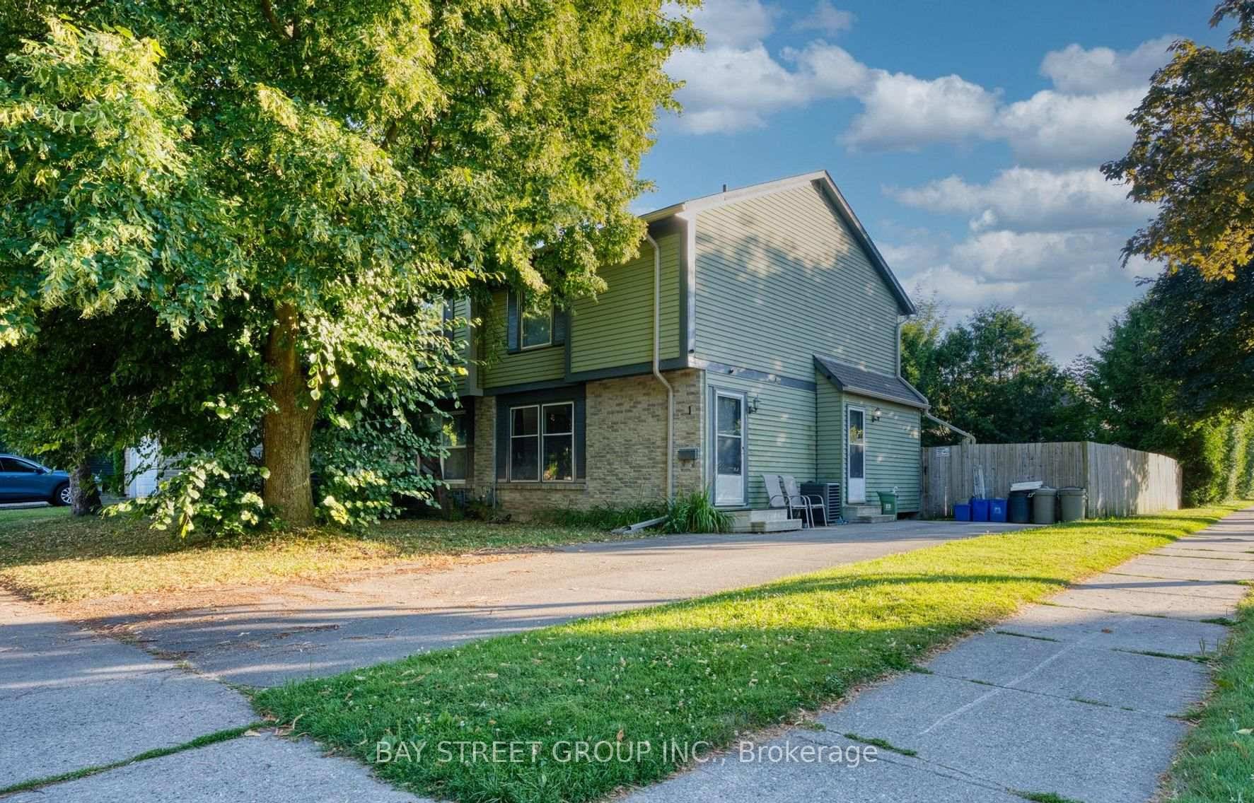 Welcome to this beautiful, clean, well maintained home in London Whitehills, perfect for couples or small families.