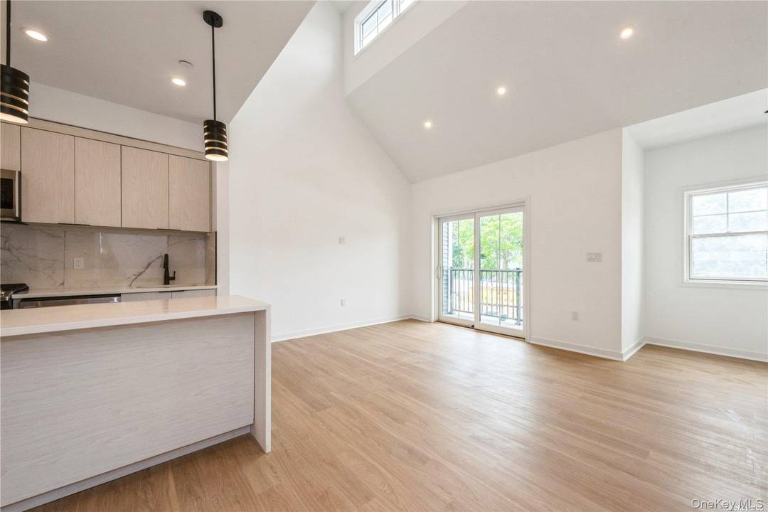 Welcome to this modern 2 bedroom duplex apartment with a stunning loft on the second floor !