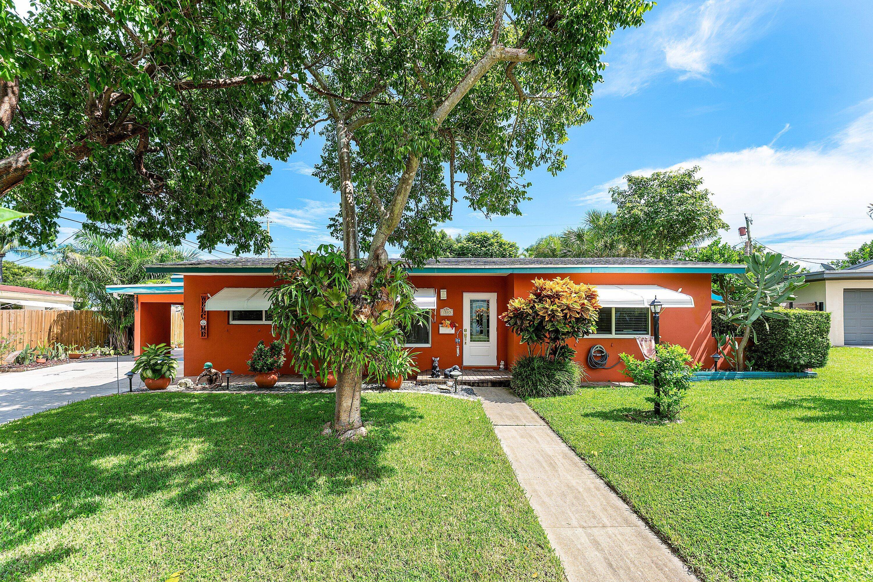 NO HOA ! ! ! WALK TO BEAUTIFUL LAKE OSBORNE, THIS 3 BEDROOM, 2 BATH, CARPORT HOME SHOWS PRIDE OF OWNERSHIP !