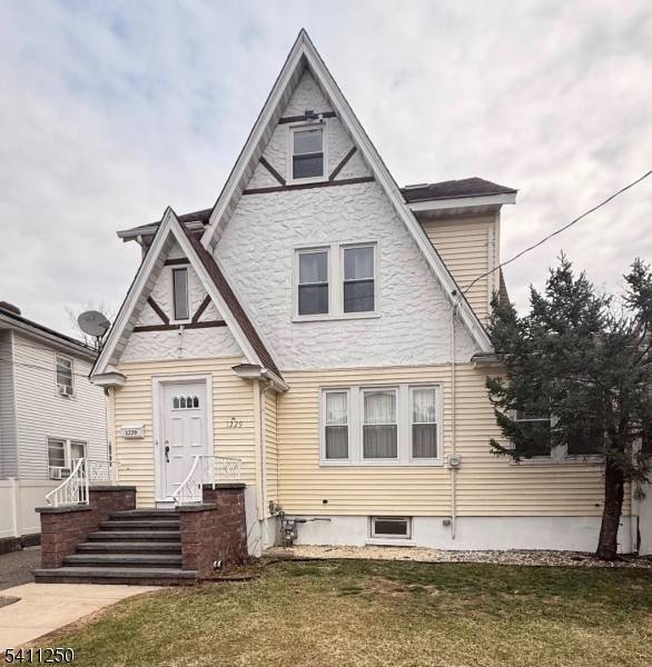 Well maintained single family home located in the desirable Westminster section of Hillside.