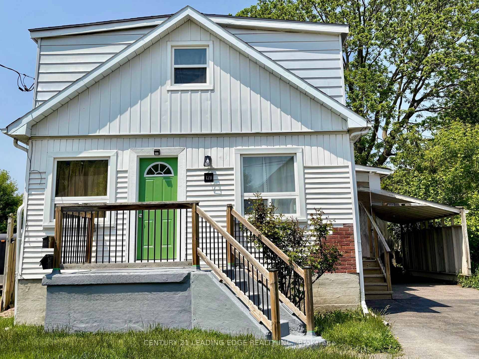 Great opportunity to live in this fabulous home in a family friendly neighborhood located central Oshawa with a park at the end of the street !
