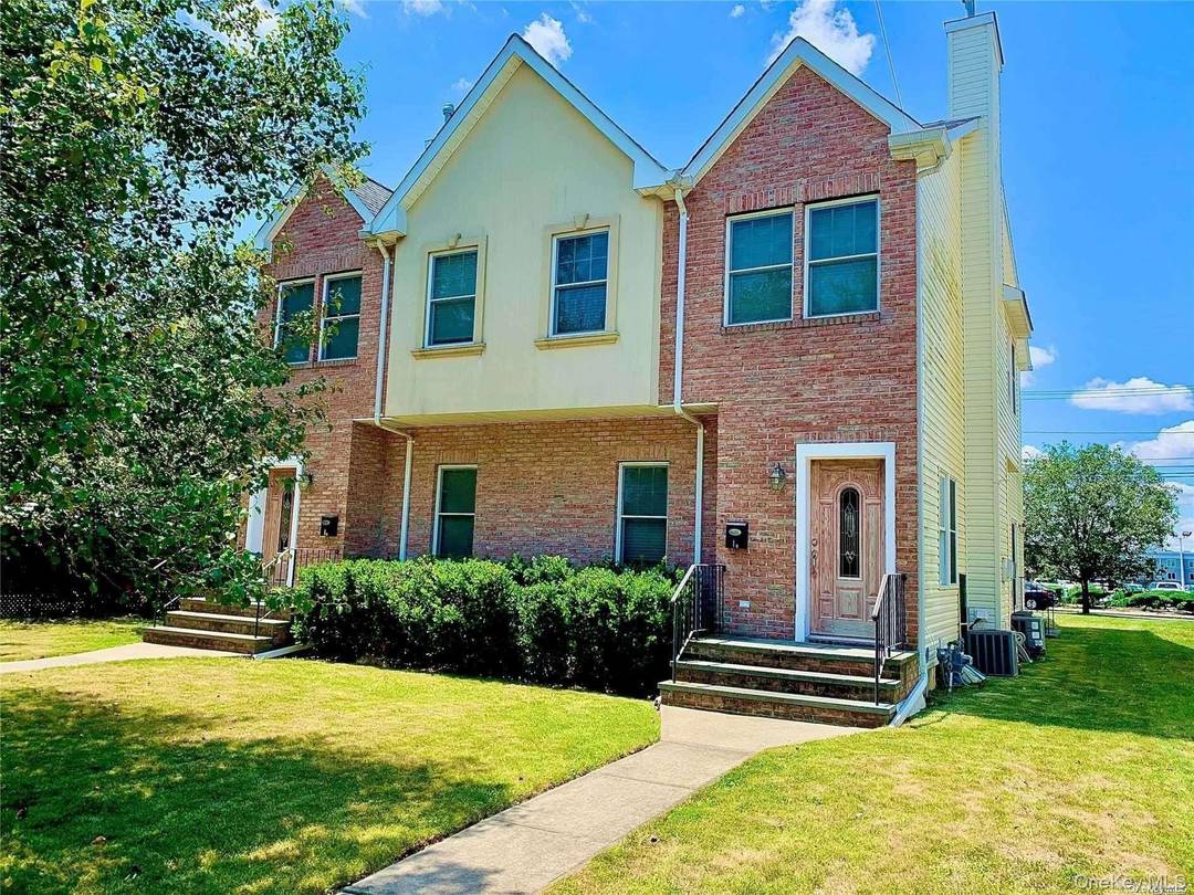 Gorgeous 3 Bedroom Duplex In Carle Place School District with All Large and Grand Rooms.