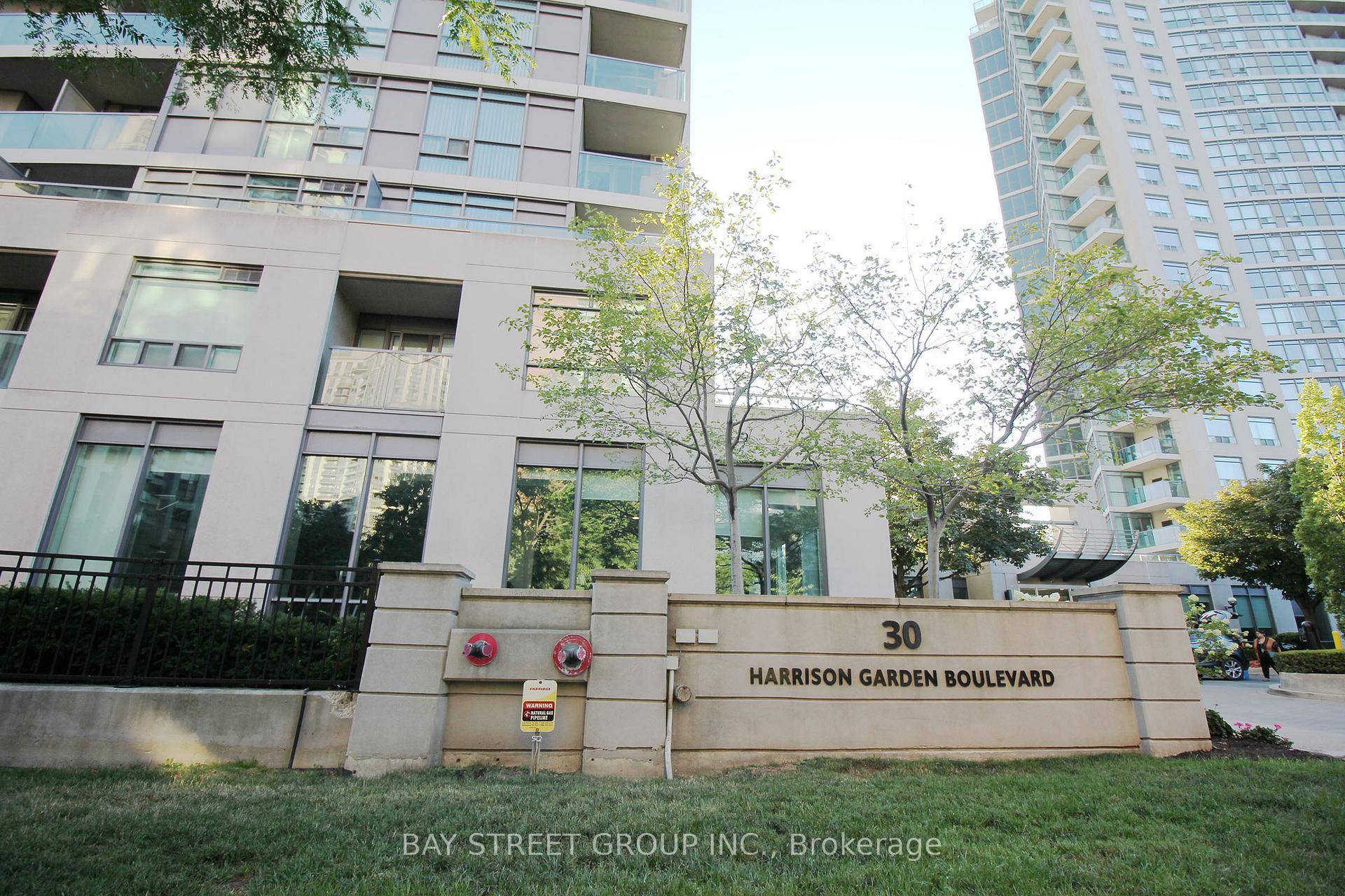 Stylish and well maintained 1 bedroom den condo offering 610 sq.