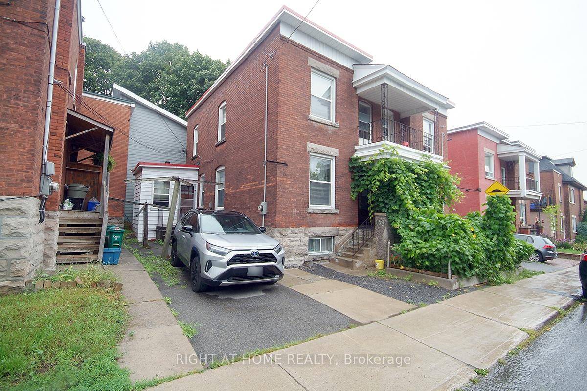 Amazing location ! This 3 bedroom, 2 bathroom semi detached is located in the heart of Centretown, right across from McNabb Recreation Centre and its new skateboard park !