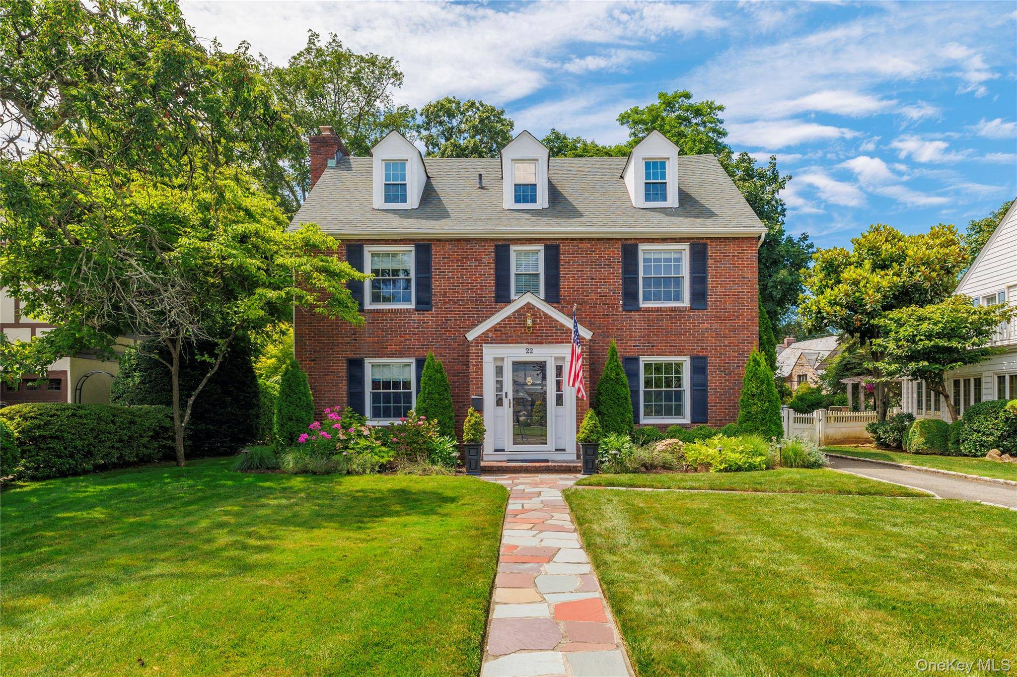Incredible Center Hall Colonial in Prestigious Old Canterbury !