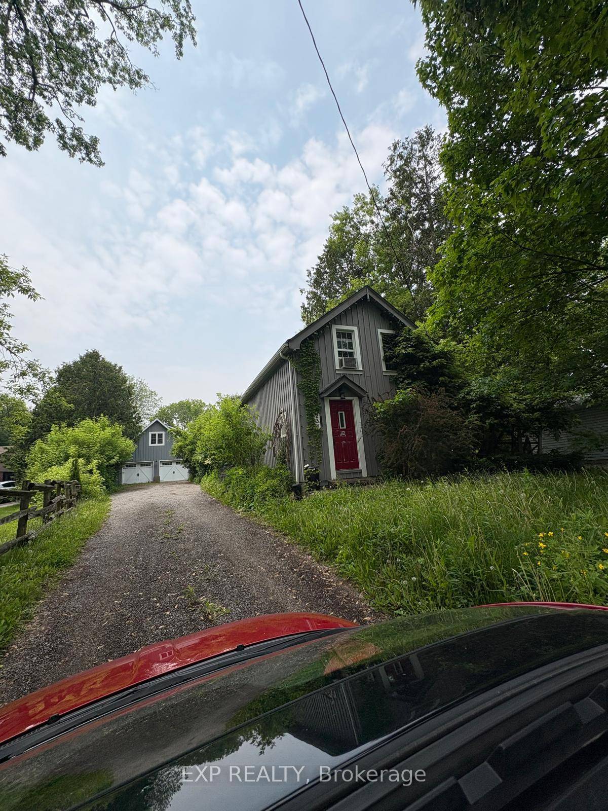 2 Bedroom, 1 Bathroom Home In Central Newmarket.