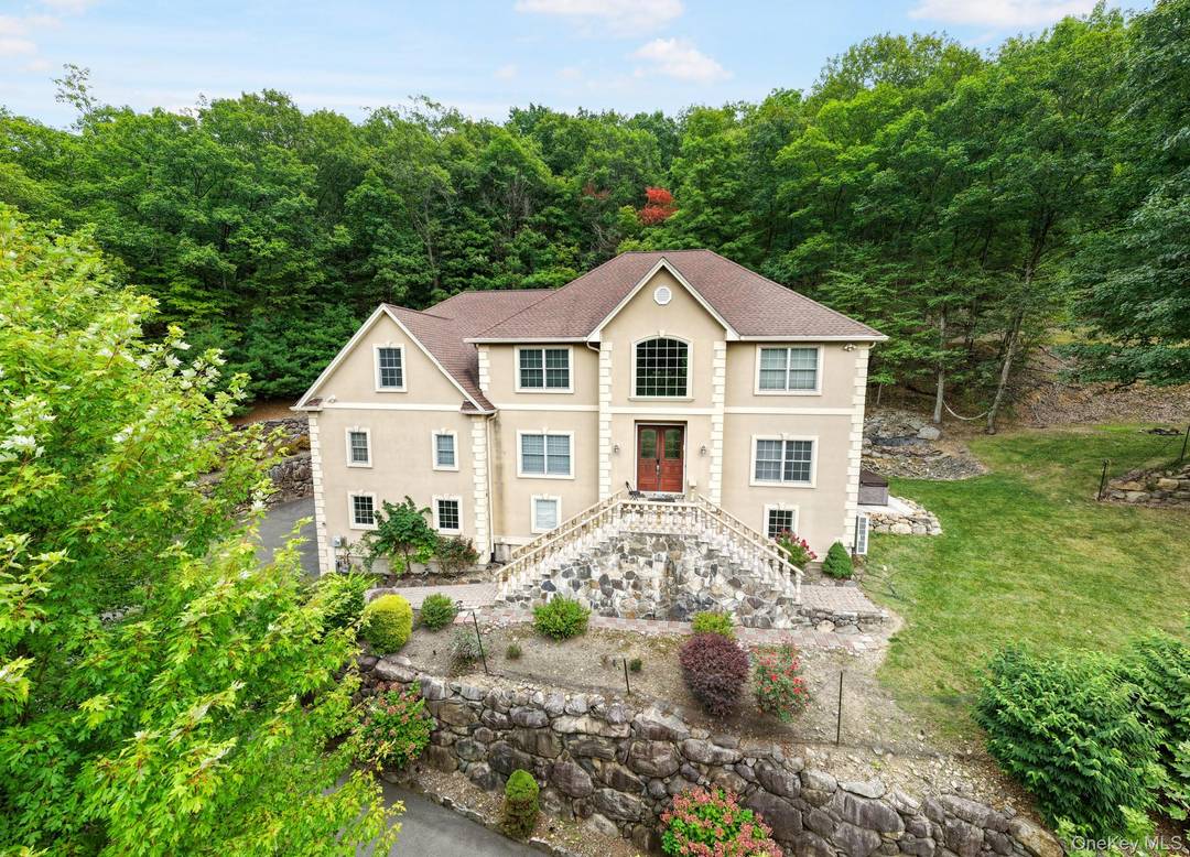 Welcome to this stunning fully furnished 5 bedroom, 4.