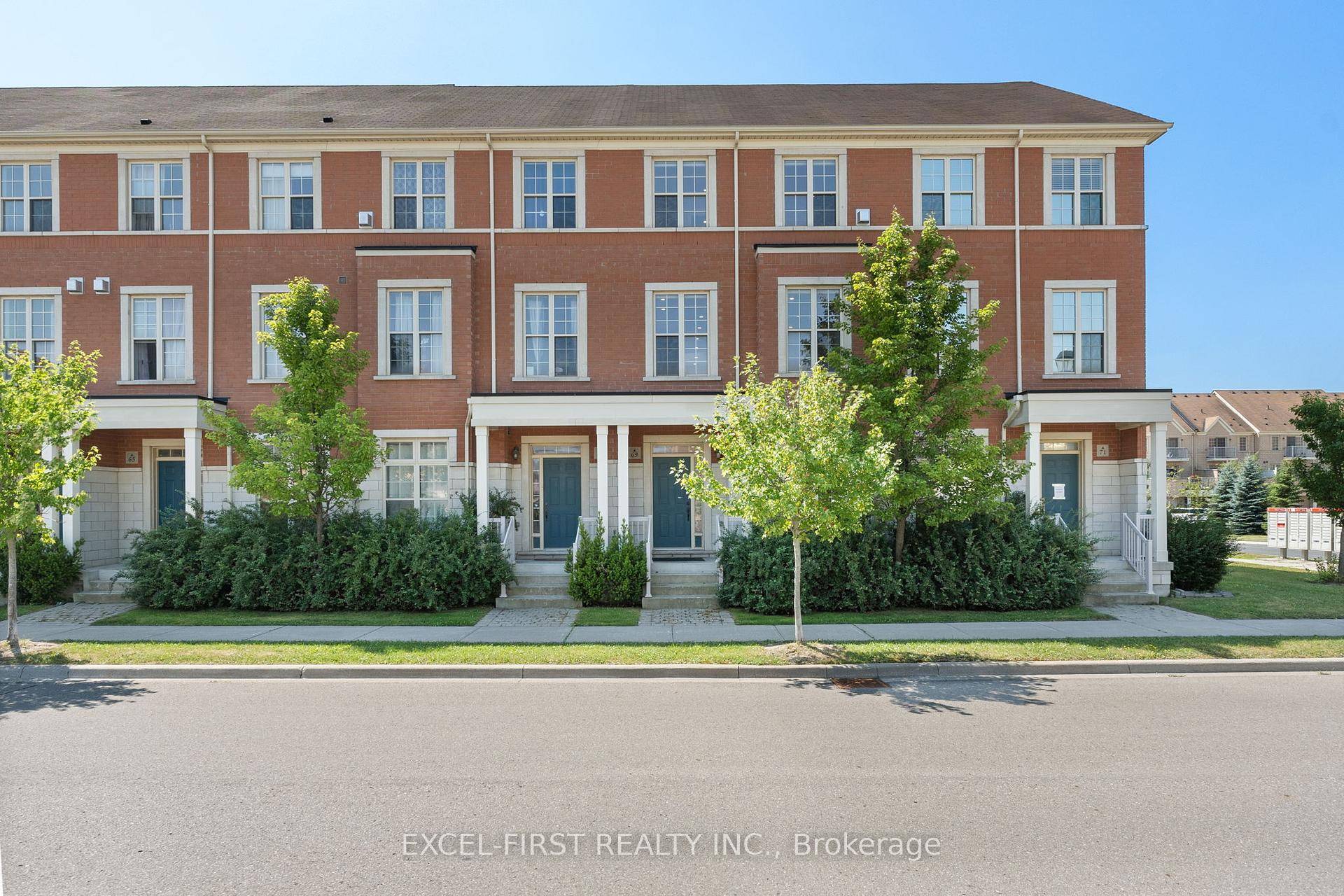 Enjoy modern elegance in this stylish 4 bed, 4 bath home, featuring smooth ceilings, pot lights throughout, and a gourmet kitchen with quartz countertops and under cabinet lighting.