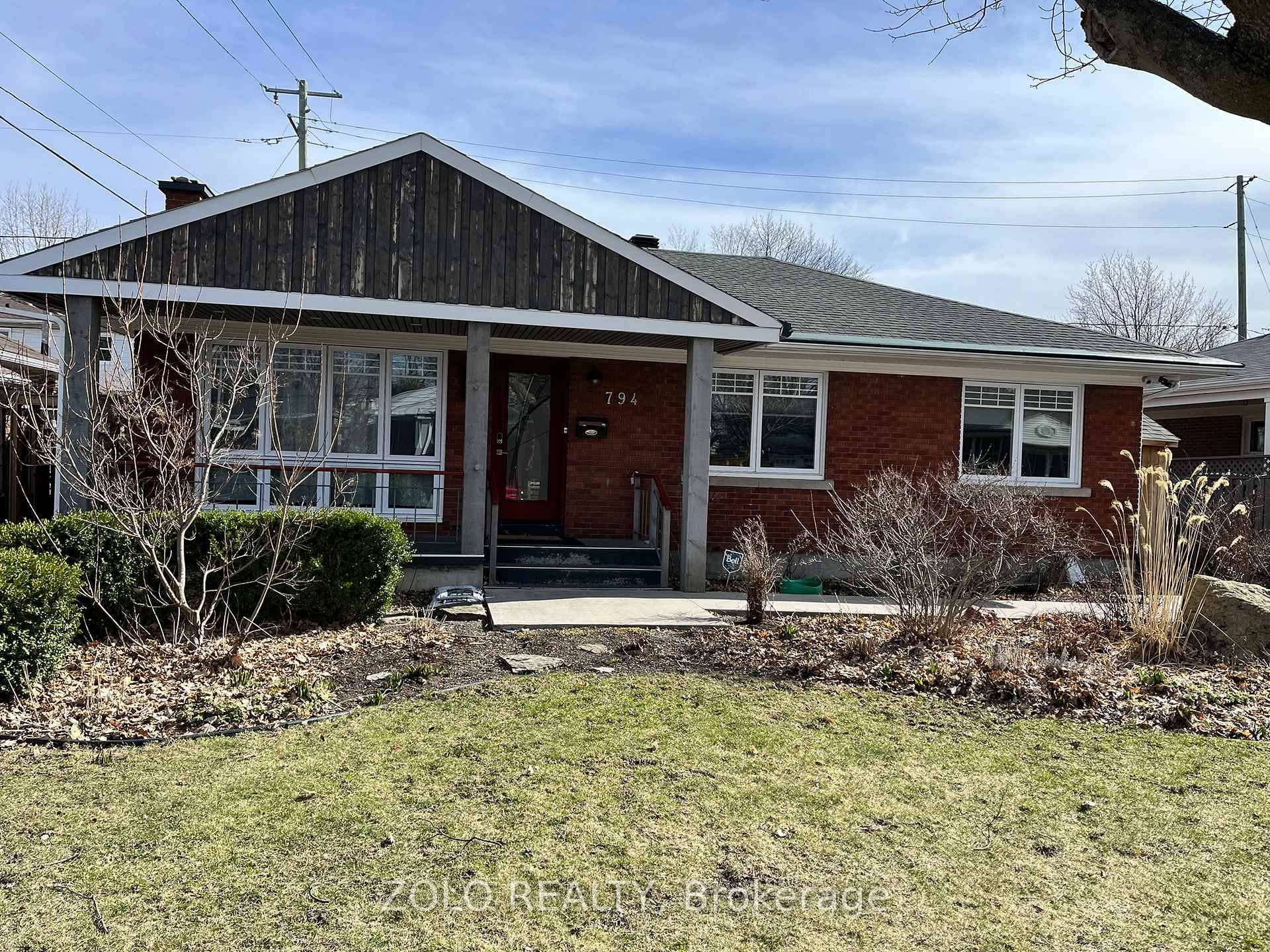 WALKING DISTANCE to Ottawa Hospital CHEO 1 mile and Elmvale Acres Shopping Center !