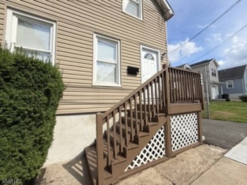Stunning Fully Renovated 4 Bedroom Home with Modern Finishes and Prime Location !