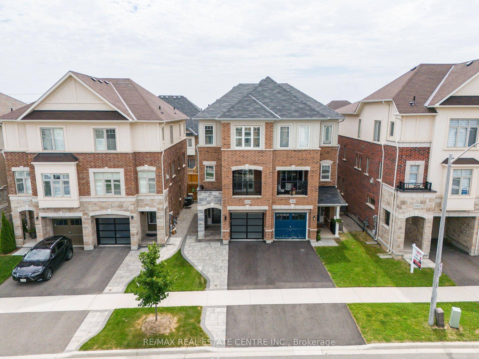 orgeous Show Stopper Executive Upgraded Semi Detach In A Desirable Alton Village !