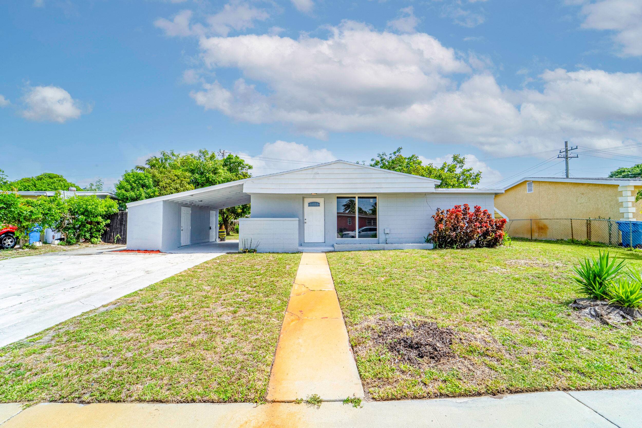 Great opportunity in the non HOA community of Lantana Heights.