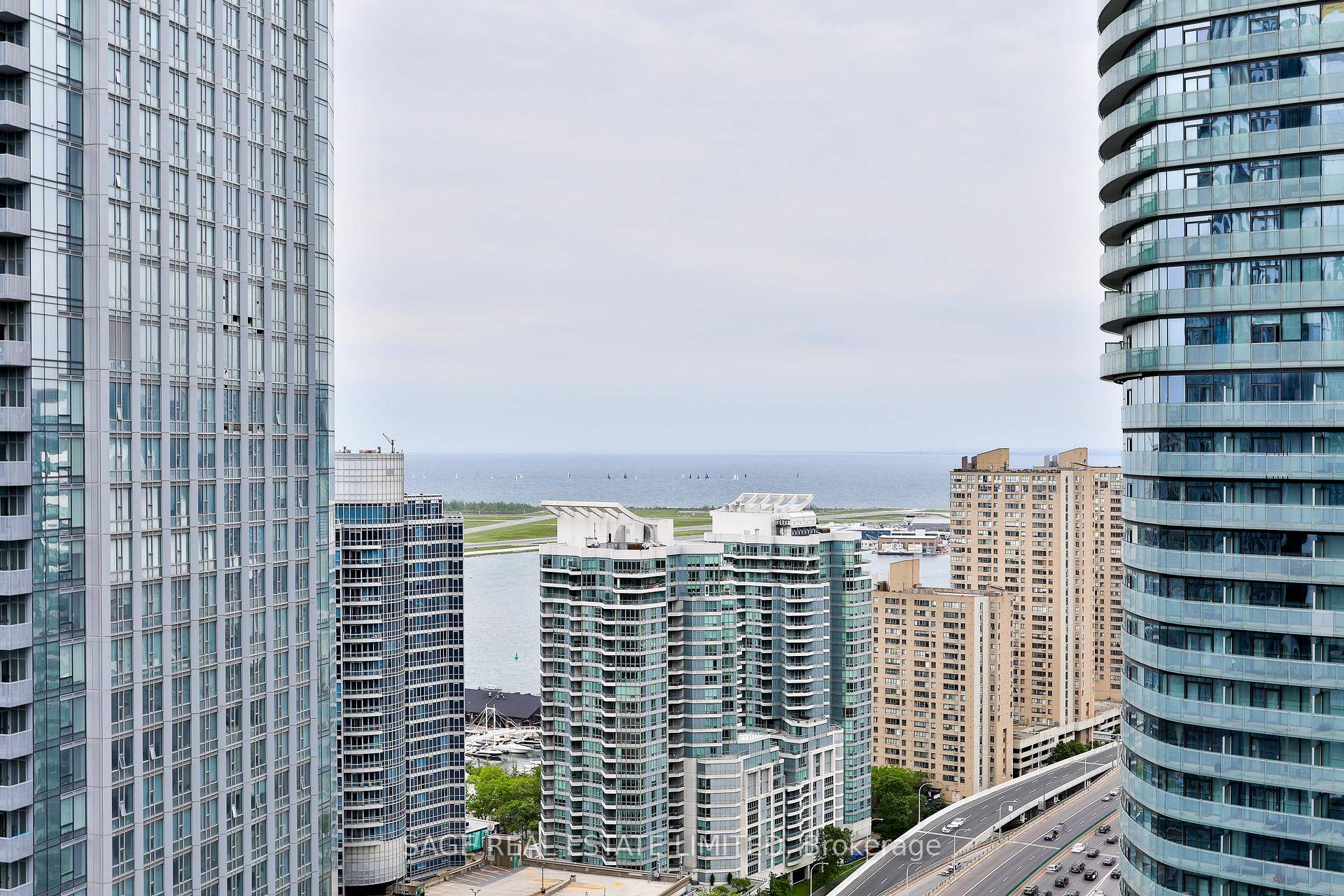 Maple Leaf Square In The Heart Of Downtown Toronto !
