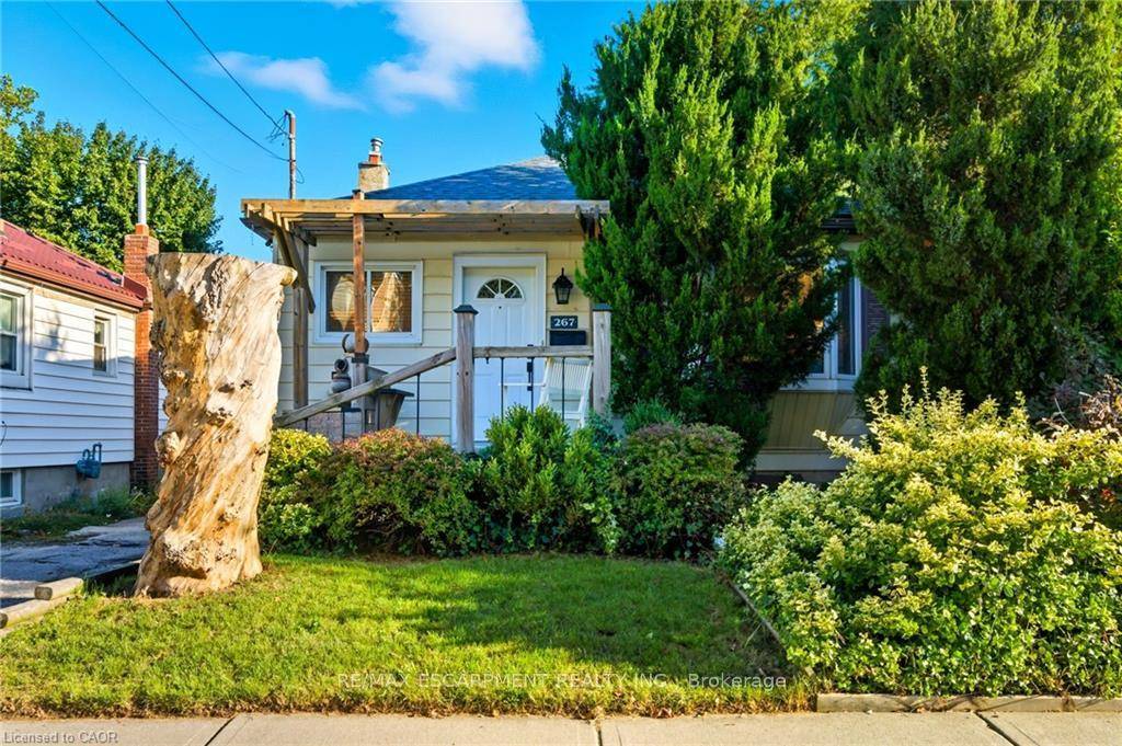 Located in a great Central Mountain neighbourhood just off Upper Wellington, this charming home is truly unique.