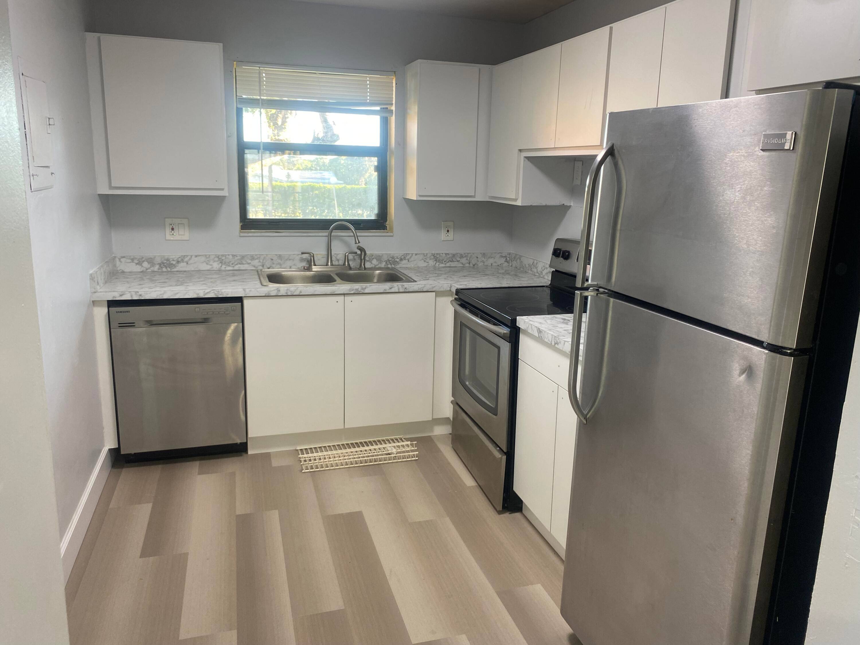 ALL AGES_ Nice condo in a great location in Boynton beach.